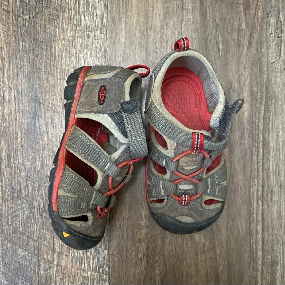 Toddler 7 Red & Black Keens Water shoes